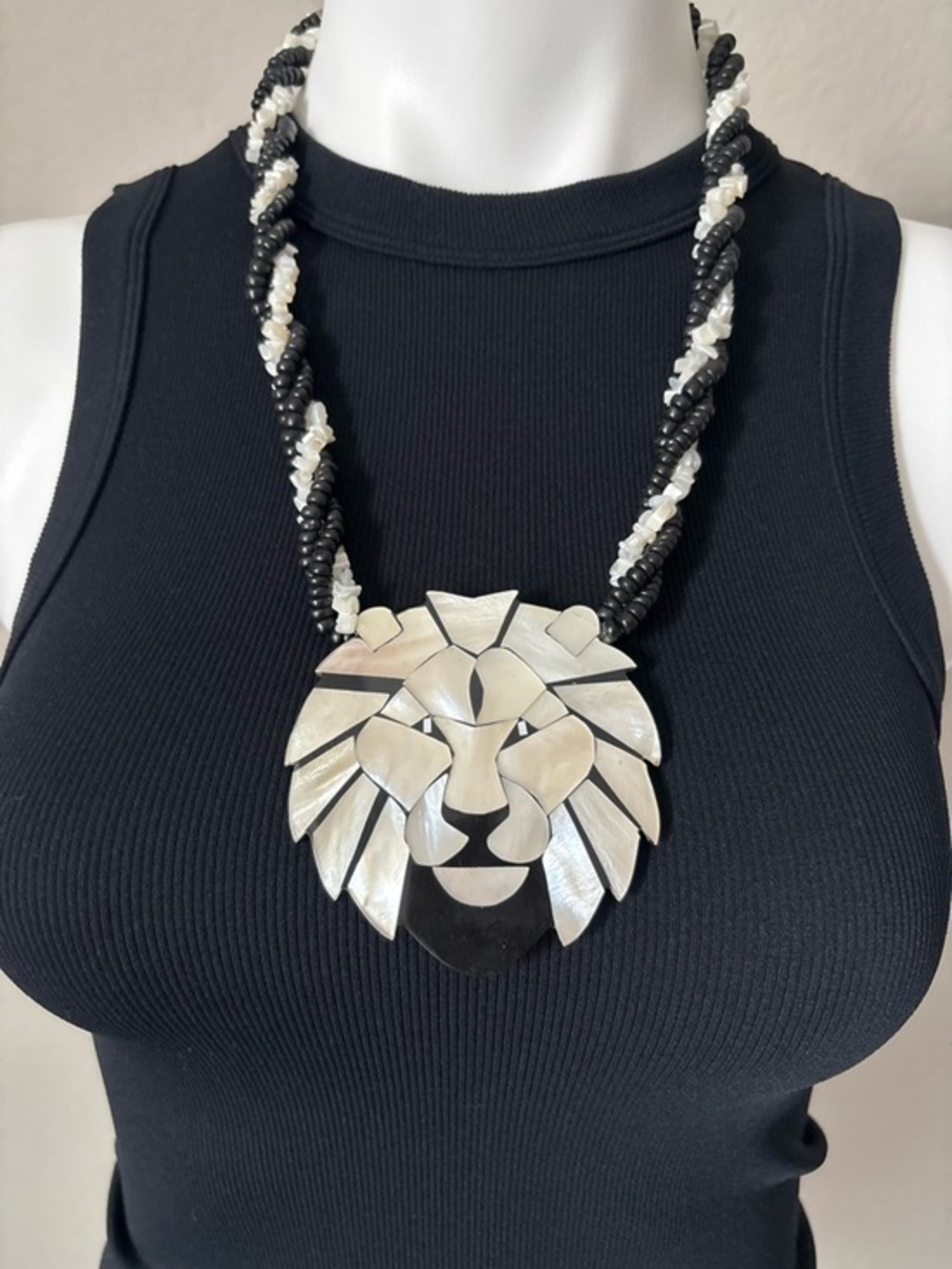 Vintage Lee Sands Style (unsigned)‎ Mother of Pearl Black White Beaded Necklace